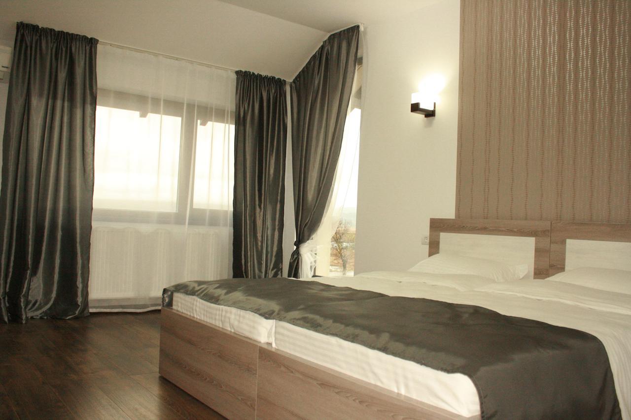 Hotel Riana Adjud Esterno foto