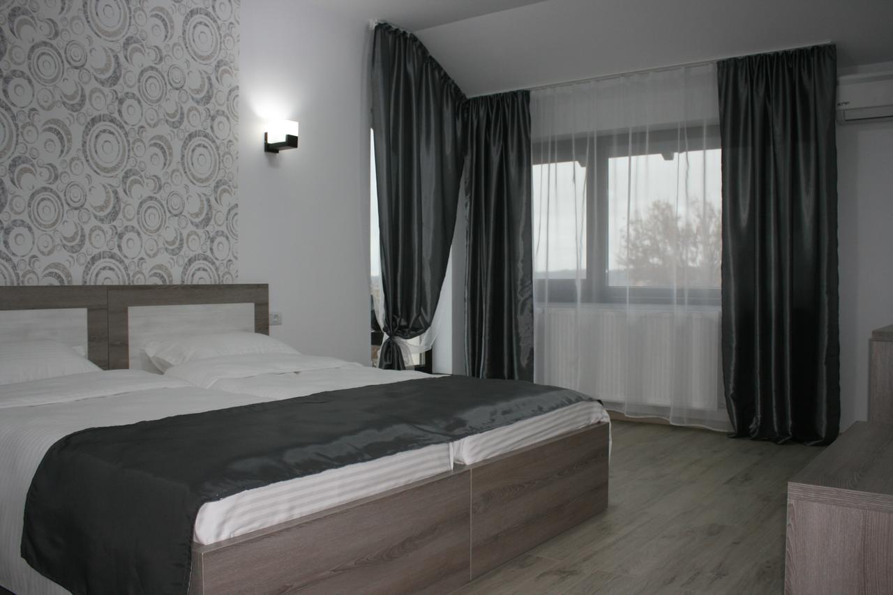 Hotel Riana Adjud Esterno foto