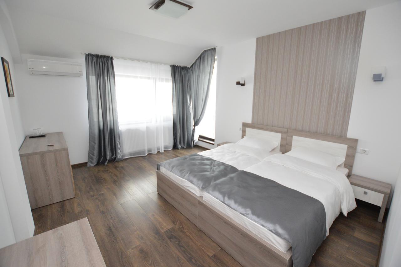 Hotel Riana Adjud Esterno foto