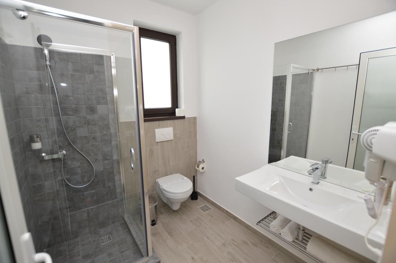 Hotel Riana Adjud Esterno foto
