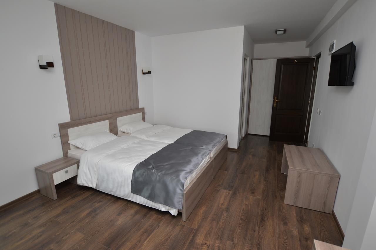 Hotel Riana Adjud Esterno foto